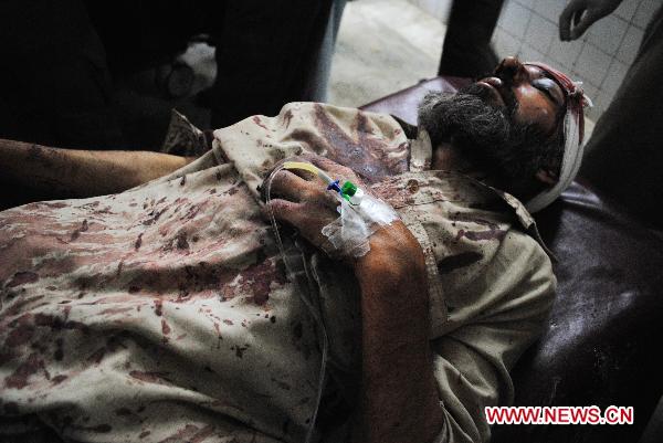 An injured man receives medical treatment at a hospital in northwest Pakistan&apos;s Peshawar, May 13, 2011. [Xinhua/Umar Qayyum] 