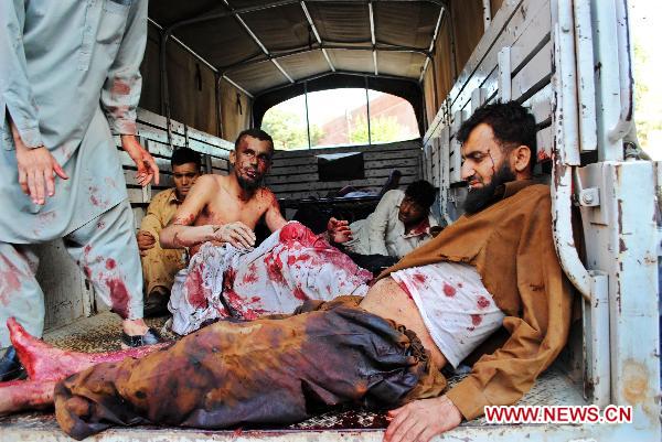 Injured persons are seen in a truck outside a hospital in northwest Pakistan&apos;s Peshawar on May 13, 2011. [Xinhua/Umar Qayyum]