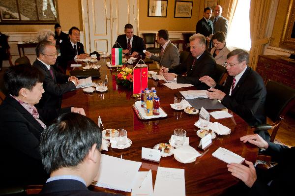 Hungarian President Pal Schmitt (2nd R) and visiting State Councilor of China Dai Bingguo (3rd L) attend a meeting in Budapest, Hungary, on May 13, 2011. The second round of China-European Union strategic dialogue was held here on Thursday with the two sides having exchanged views on a wide range of issues. [Xinhua]