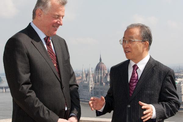 Hungarian President Pal Schmitt (L) and visiting State Councilor of China Dai Bingguo have a sight-viewing on the balcony of the President's Office in Budapest, Hungary, on May 13, 2011. The second round of China-European Union strategic dialogue was held here on Thursday with the two sides having exchanged views on a wide range of issues.[Xinhua]