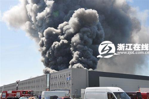 The thick smoke rises from a building in the storage area of China Mart in Warsaw, Poland. A serious fire broke out Tuesday morning, May 10, 2011, burning 150 storage units covering nearly 2 hectares and caused direct economic loss of more than 400 million yuan (or 61.6 million USD). [Zjol.com.cn]