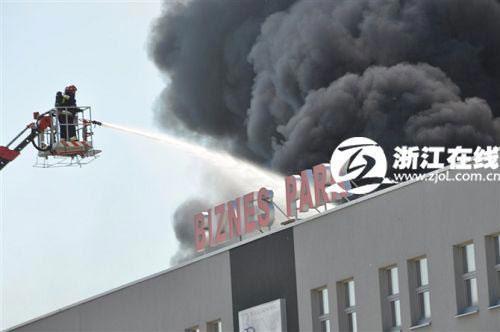A Fireman puts out the fire which broke out in a storage area of China Mart in Warsaw, Poland on Tuesday, May 10, 2011. The fire burned 150 storage units covering an area of nearly 2 hectares and caused direct economic loss of more than 400 million yuan (or 61.6 million USD). [Zjol.com.cn]