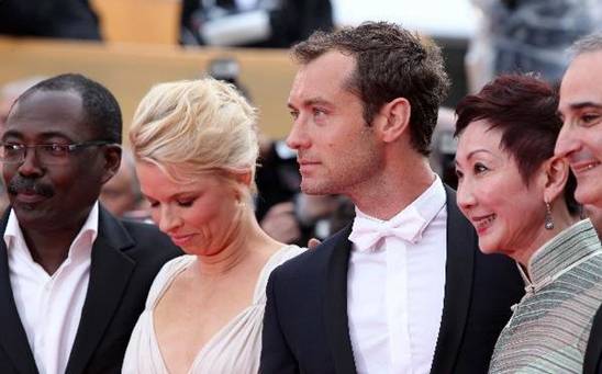 (L-R) Jury members director Mahamat-Saleh Haroun, Linn Ullmann, Jude Law, producer Nansun Shi and director Olivier Assayas pose for photos prior to the premiere of the film &apos;Pirates of the Caribbean: On Stranger Tides&apos; at the 64th Cannes Film Festival, in Cannes, France, May 14, 2011. (Xinhua/Gao Jing)