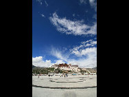 Tibet, the Roof of the World, is the highest region on Earth, with an average elevation of 4,900 meters. Located in a plateau north of the Himalayas, it is a mysterious, exotic place for many outsiders. Since the beginning of the 20th century, the massive, tranquil land with its majestic scenery and mysterious religious culture has exerted an awesome draw on travelers. [三人/forums.nphoto.net]