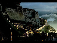 Tibet, the Roof of the World, is the highest region on Earth, with an average elevation of 4,900 meters. Located in a plateau north of the Himalayas, it is a mysterious, exotic place for many outsiders. Since the beginning of the 20th century, the massive, tranquil land with its majestic scenery and mysterious religious culture has exerted an awesome draw on travelers. [三人/forums.nphoto.net]