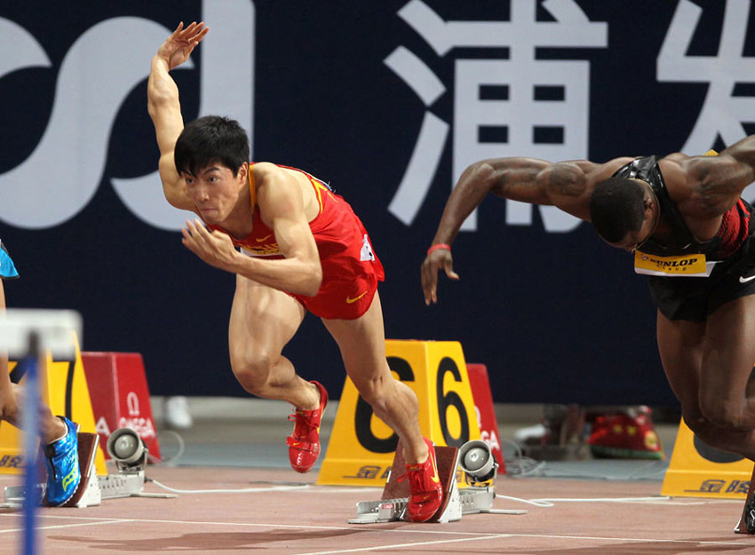 China's star hurdler Liu Xiang claimed 110-meter title in the Shanghai Diamond League on Sunday.The 27-year-old clocked a world leading time of 13.07 seconds, 0.11 ahead of David Oliver of the United States.[Photo/Xinhua]