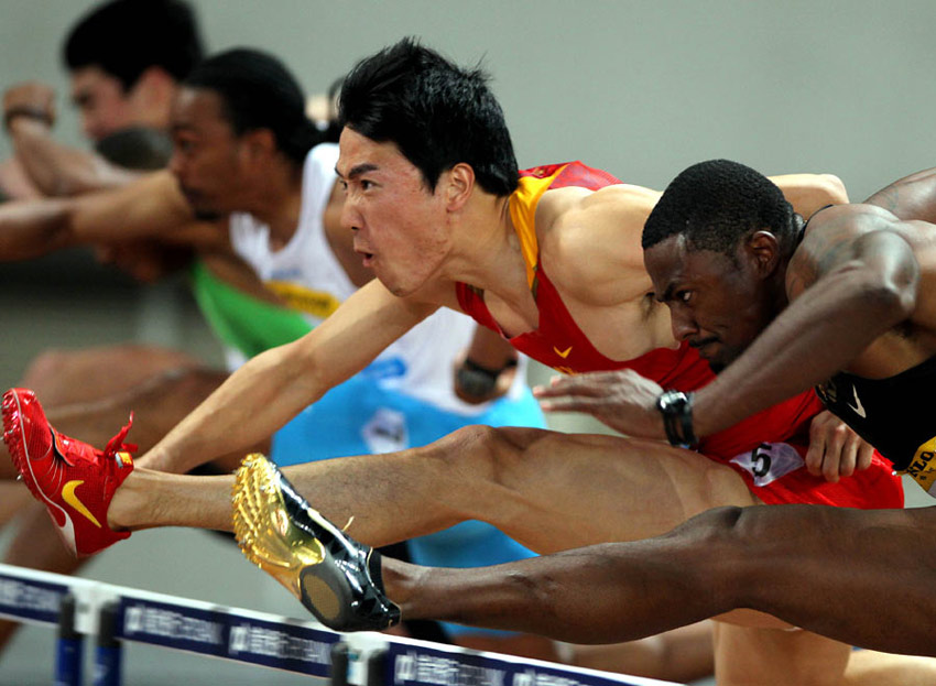 China's star hurdler Liu Xiang claimed 110-meter title in the Shanghai Diamond League on Sunday.The 27-year-old clocked a world leading time of 13.07 seconds, 0.11 ahead of David Oliver of the United States.[Photo/Xinhua]