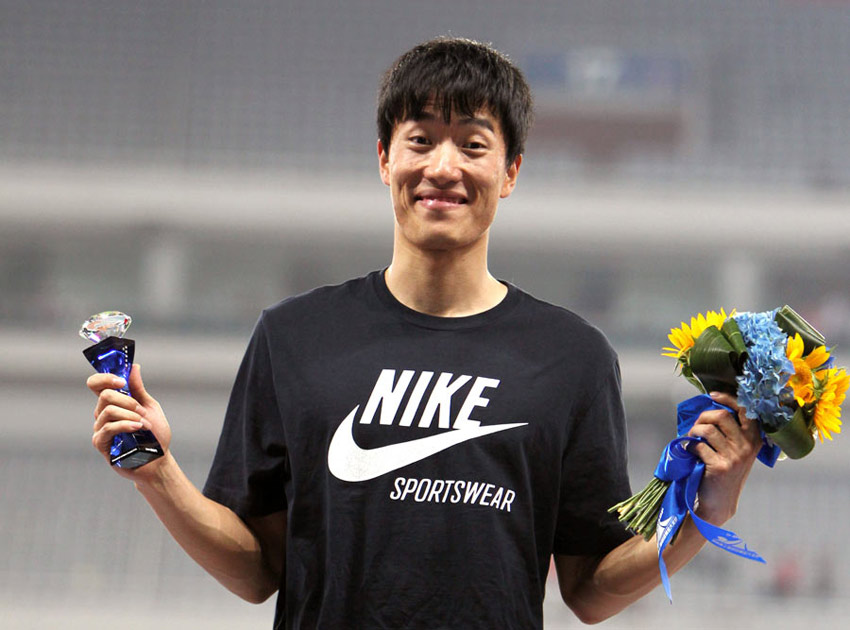 China's star hurdler Liu Xiang claimed 110-meter title in the Shanghai Diamond League on Sunday.The 27-year-old clocked a world leading time of 13.07 seconds, 0.11 ahead of David Oliver of the United States.[Photo/Xinhua]