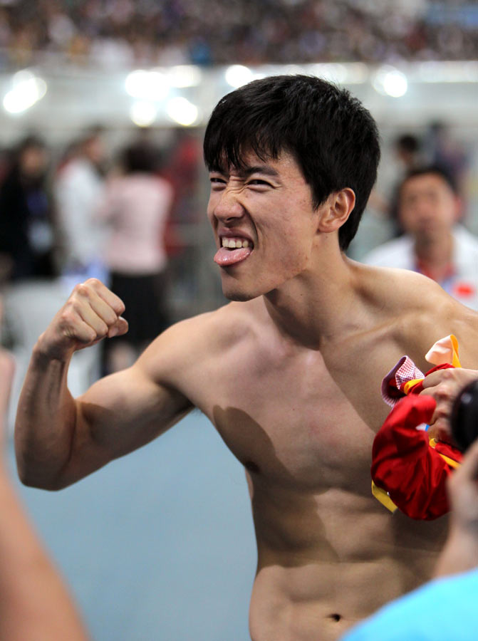 China's star hurdler Liu Xiang claimed 110-meter title in the Shanghai Diamond League on Sunday.The 27-year-old clocked a world leading time of 13.07 seconds, 0.11 ahead of David Oliver of the United States.[Photo/Xinhua]