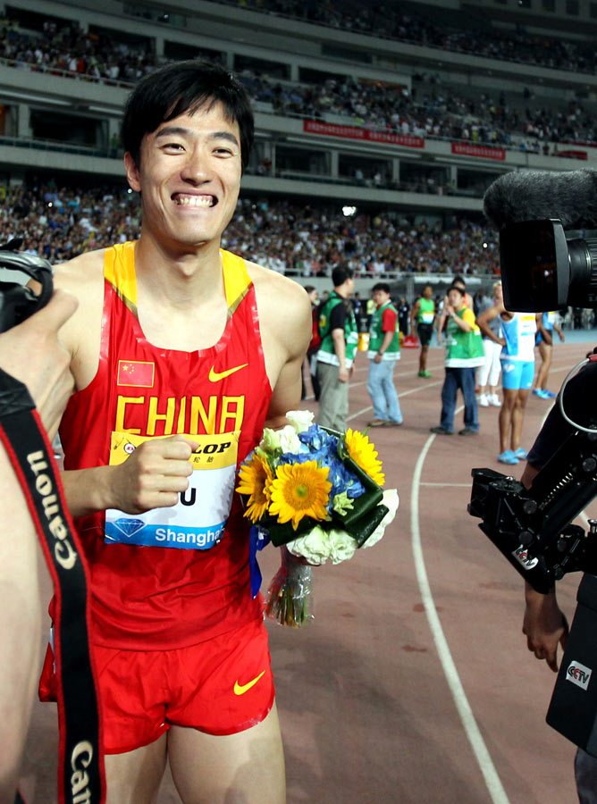 China's star hurdler Liu Xiang claimed 110-meter title in the Shanghai Diamond League on Sunday.The 27-year-old clocked a world leading time of 13.07 seconds, 0.11 ahead of David Oliver of the United States.[Photo/Xinhua]