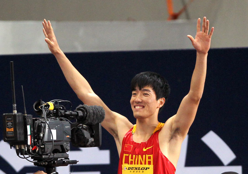 China's star hurdler Liu Xiang claimed 110-meter title in the Shanghai Diamond League on Sunday.The 27-year-old clocked a world leading time of 13.07 seconds, 0.11 ahead of David Oliver of the United States.[Photo/Xinhua]