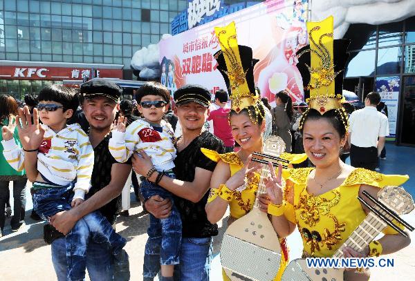 Twins pose for a group photo during a twins contest in Qingdao, east China's Shandong Province, May 14, 2011. Some 100 pairs of twins participated in the contest at Qingdao Polar Ocean World on Saturday. [Xinhua/Li Ziheng]