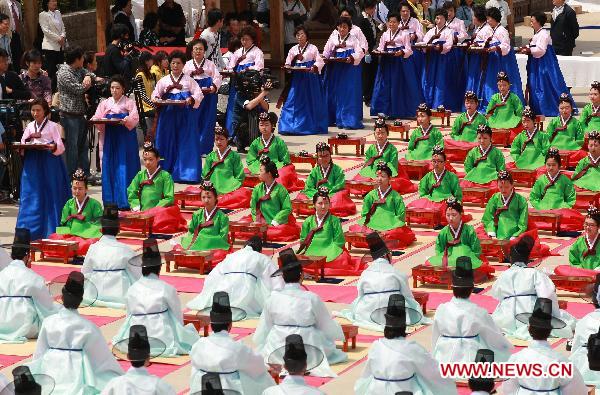 A group of students wearing traditional Korean costumes attend a coming-of-age ceremony at a university in Seoul, capital of South Korea on May 16, 2011. [Xinhua/Park Jin Hee]