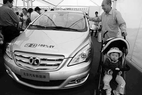 People visit the electric cars at the 17th Beijing Science and Technology Week on May 15, 2011. Beijingers who buy electric cars could avoid having to take part in the license plate lottery. 