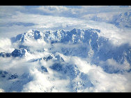 Tibet, the Roof of the World, is the highest region on Earth, with an average elevation of 4,900 meters. Located in a plateau north of the Himalayas, it is a mysterious, exotic place for many outsiders. Since the beginning of the 20th century, the massive, tranquil land with its majestic scenery and mysterious religious culture has exerted an awesome draw on travelers. [三人/forums.nphoto.net]