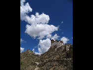 Tibet, the Roof of the World, is the highest region on Earth, with an average elevation of 4,900 meters. Located in a plateau north of the Himalayas, it is a mysterious, exotic place for many outsiders. Since the beginning of the 20th century, the massive, tranquil land with its majestic scenery and mysterious religious culture has exerted an awesome draw on travelers. [三人/forums.nphoto.net]