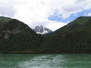 Tibet, the Roof of the World, is the highest region on Earth, with an average elevation of 4,900 meters. Located in a plateau north of the Himalayas, it is a mysterious, exotic place for many outsiders. Since the beginning of the 20th century, the massive, tranquil land with its majestic scenery and mysterious religious culture has exerted an awesome draw on travelers. [三人/forums.nphoto.net]