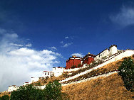 Tibet, the Roof of the World, is the highest region on Earth, with an average elevation of 4,900 meters. Located in a plateau north of the Himalayas, it is a mysterious, exotic place for many outsiders. Since the beginning of the 20th century, the massive, tranquil land with its majestic scenery and mysterious religious culture has exerted an awesome draw on travelers. [三人/forums.nphoto.net]
