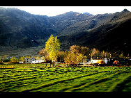 Tibet, the Roof of the World, is the highest region on Earth, with an average elevation of 4,900 meters. Located in a plateau north of the Himalayas, it is a mysterious, exotic place for many outsiders. Since the beginning of the 20th century, the massive, tranquil land with its majestic scenery and mysterious religious culture has exerted an awesome draw on travelers. [三人/forums.nphoto.net]
