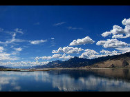 Tibet, the Roof of the World, is the highest region on Earth, with an average elevation of 4,900 meters. Located in a plateau north of the Himalayas, it is a mysterious, exotic place for many outsiders. Since the beginning of the 20th century, the massive, tranquil land with its majestic scenery and mysterious religious culture has exerted an awesome draw on travelers. [三人/forums.nphoto.net]