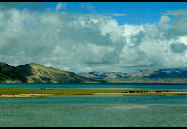 Tibet, the Roof of the World, is the highest region on Earth, with an average elevation of 4,900 meters. Located in a plateau north of the Himalayas, it is a mysterious, exotic place for many outsiders. Since the beginning of the 20th century, the massive, tranquil land with its majestic scenery and mysterious religious culture has exerted an awesome draw on travelers. [三人/forums.nphoto.net]