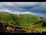 Tibet, the Roof of the World, is the highest region on Earth, with an average elevation of 4,900 meters. Located in a plateau north of the Himalayas, it is a mysterious, exotic place for many outsiders. Since the beginning of the 20th century, the massive, tranquil land with its majestic scenery and mysterious religious culture has exerted an awesome draw on travelers. [三人/forums.nphoto.net]