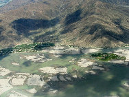 Tibet, the Roof of the World, is the highest region on Earth, with an average elevation of 4,900 meters. Located in a plateau north of the Himalayas, it is a mysterious, exotic place for many outsiders. Since the beginning of the 20th century, the massive, tranquil land with its majestic scenery and mysterious religious culture has exerted an awesome draw on travelers. [三人/forums.nphoto.net]