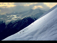 Tibet, the Roof of the World, is the highest region on Earth, with an average elevation of 4,900 meters. Located in a plateau north of the Himalayas, it is a mysterious, exotic place for many outsiders. Since the beginning of the 20th century, the massive, tranquil land with its majestic scenery and mysterious religious culture has exerted an awesome draw on travelers. [三人/forums.nphoto.net]