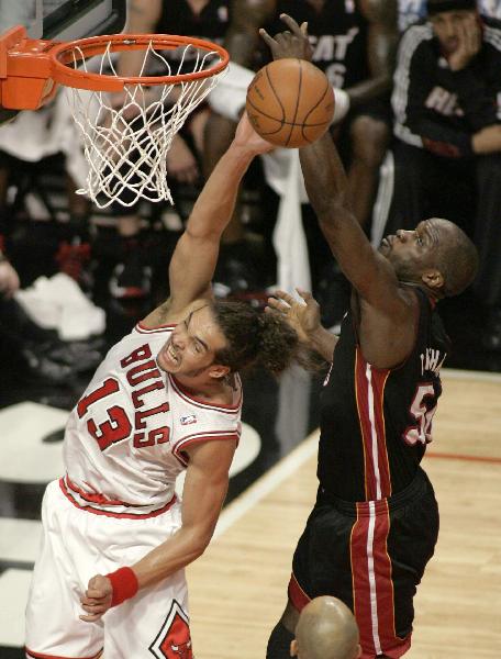 Chicago Bulls' Joakim Noah (L) rebounds with Miami Heat's Joel Anthony during the first half in Game 1 of their NBA Eastern Conference Finals playoff basketball game in Chicago May 15, 2011. (Xinhua/Reuters Photo) 