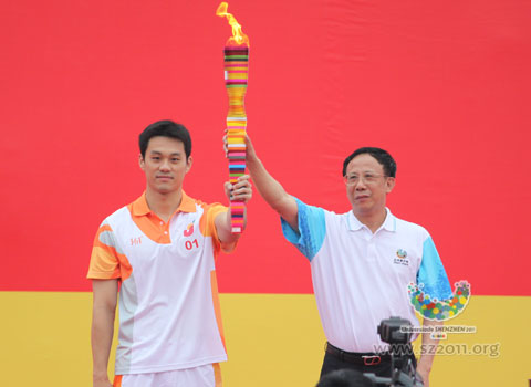 Lin Musheng, Vice Governor of Guangdong Province, handed over thetorch to the first torchbearer