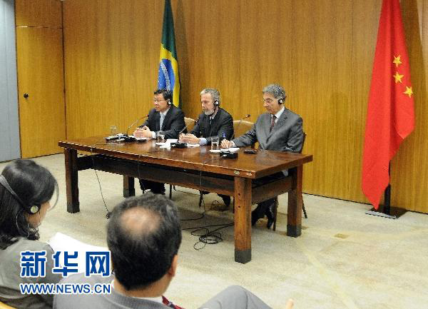 Visiting Chinese Commerce Minister Chen Deming (L) attends a press conference after meeting with Brazilian Trader Minister Fernando Pimentel in Brazilia on May 16, 2011.