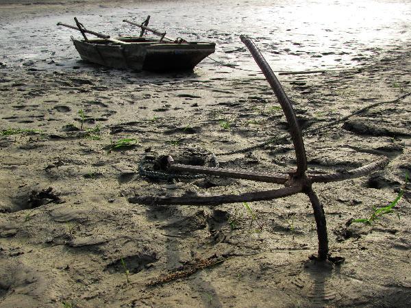 A boat is seen stranding on the dried up riverbed of Hanjiang River in Yunxian County, Hubei Province, May 15, 2011.  2011年5月15日,一只船在湖北省鄖縣干涸的漢江上擱淺。