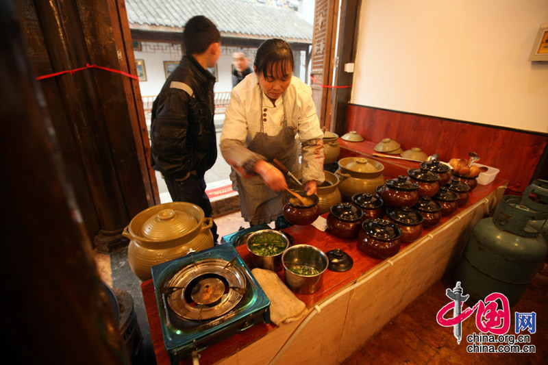 Shuimo Town is sporting a brand new look. The local resident run a restaurant in her own house. [China.org.cn]