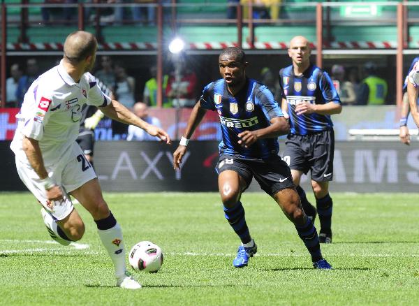 Inter Milan's Samuel Eto'o (C) controls the ball during the Italian Serie A soccer match against Fiorentina at the San Siro Stadium in Milan May 8, 2011. (Xinhua/Reuters Photo) 