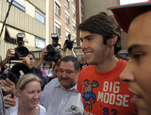 Real Madrid midfielder Kaka (R) from Brazil leaves the Apra AZ Monica Clinic after an operation on his left knee in Antwerp August 6, 2010. (Xinhua/Reuters File Photo)