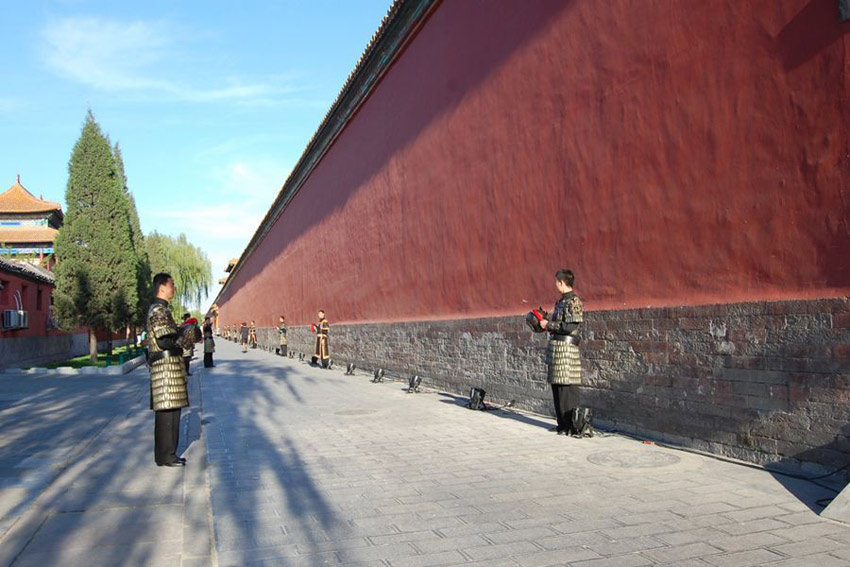 The Palace Museum responded Monday to photos published online claiming to show the opening ceremony last month of a private club in a restricted part of the Forbidden City. 