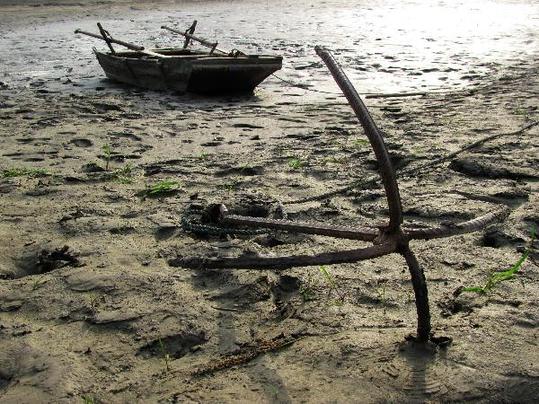 A vessel is seen stranding on the dried up riverbed of Hanjiang River in Yunxian County of Shiyan, central China's Hubei Province, May 15, 2011. [Xinhua/Cao Zhonghong] 