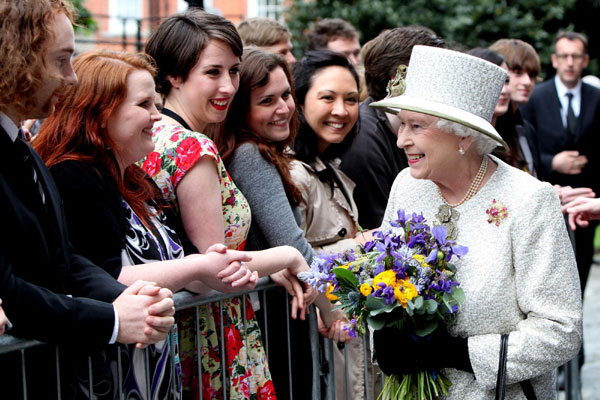 Britain's Queen Elizabeth meets students and staff of Trinity College Dublin during her State Visit to Ireland in Dublin May 17, 2011. [Photo/China Daily via Agencies]