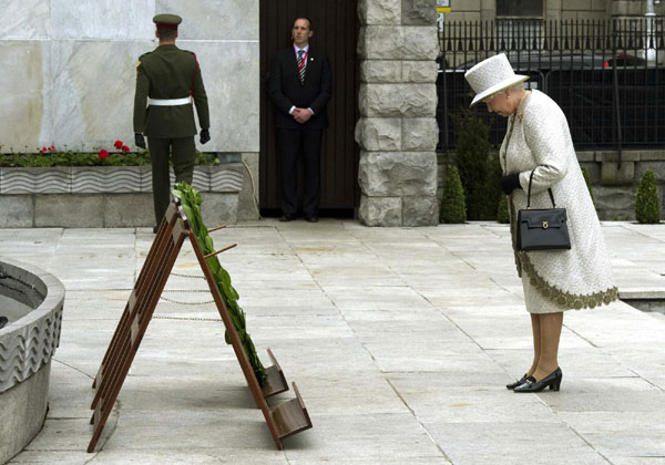 Britain's Queen Elizabeth bows after laying a wreath at the Garden of Remembrance in Dublin May 17, 2011. [Photo/China Daily via Agencies] 