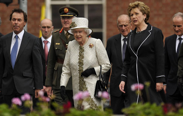 Britain's Queen Elizabeth and Ireland's President Mary McAleese arrive at the Garden of Remembrance in Dublin May 17, 2011. [Photo/China Daily via Agencies]