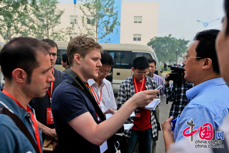 American journalist Corey Cooper(2nd left) from China.org.cn is having interview with the official from Dongfang Turbine Co.