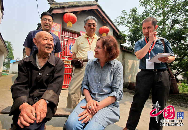 Cheng Xincai, 93 years old, be skilled at painting Nianhua(Spring Festival Picture), is receiving interview from the media. 