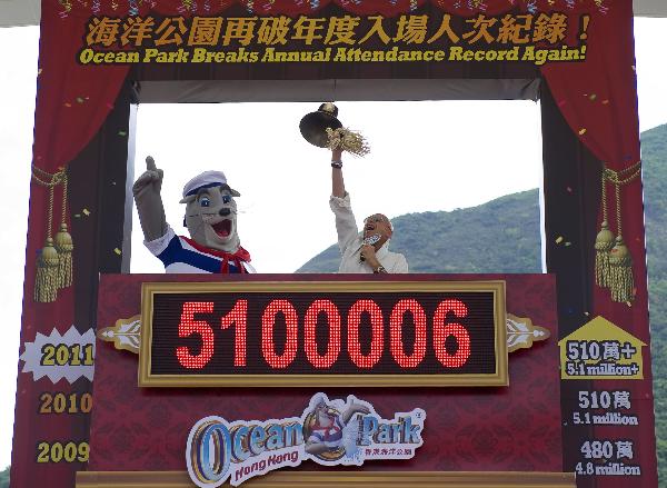 Allan Zeman (R), Chairman of Hongkong Ocean Park, attends a celebration of attendance record breaking in Hong Kong, south China, May 18, 2011. The ocean park has broken on Wednesday its annual attendance record by surpassing the 5.1 million mark in the current fiscal year ending June 30. [Xinhua/Chen Duo] 