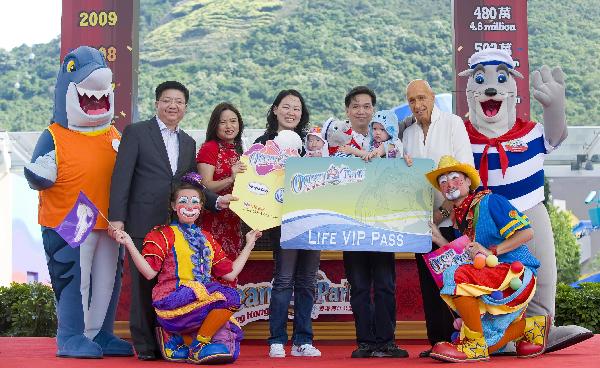 A family who broke the attendance record is presented a Life VIP Pass at Hong Kong Ocean Park in Hong Kong, south China, May 18, 2011. The ocean park has broken on Wednesday its annual attendance record by surpassing the 5.1 million mark in the current fiscal year ending June 30. (Xinhua/Chen Duo)