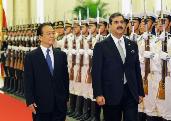 Chinese Premier Wen Jiabao (L, front) and visiting Pakistani Prime Minister Yousuf Raza Gilani inspect honour guards during a welcoming ceremony in the Great Hall of the People in Beijing, capital of China, May 18, 2011. [Zhang Duo/Xinhua] 