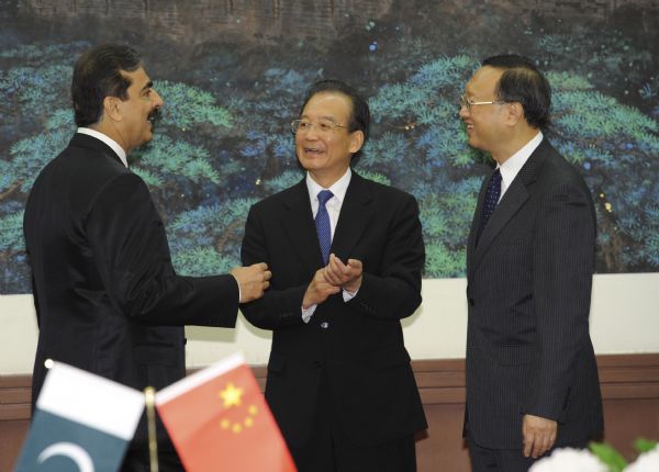 Chinese Premier Wen Jiabao (C) and Pakistani Prime Minister Yousuf Raza Gilani (L) attend the signing ceremony of bilateral cooperation documents after their talks at the Great Hall of the People in Beijing, capital of China, May 18, 2011. [Rao Aimin/Xinhua]