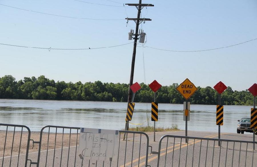 Water from the inflated Mississippi River gushed through a floodgate on Saturday for the first time in nearly four decades and headed toward thousands of homes and farmland in Louisiana's French-speaking countryside. [Xinhua]