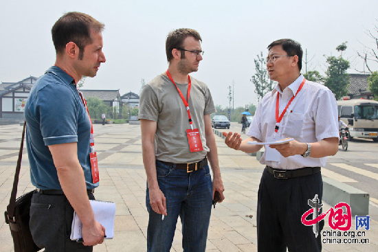 Wang Xiaohui (1st right), vice president of China.org.cn, talks with two foreign jounalists. A 24-member reporting team headed by China International Publishing Group (CIPG) Vice President Lu Cairong pays a visit to Mianzhu City and Shifang City, severely hit by a devastating earthquake in 2008, to report the local residents' daily life over the past three years behind the reconstruction miracle.[Photo: Yang Jia/ China.org.cn]     