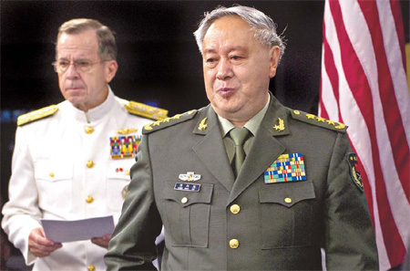 Chen Bingde (R), chief of the General Staff of the People's Liberation Army, arrives for a joint news briefing at the Pentagon on Wednesday with the Chairman of the US Joint Chiefs of Staff Admiral Michael Mullen. [Saul Loeb/Agence France-Presse]