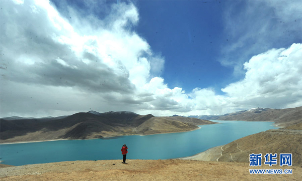 On the north banks of the Himalayas, Yamdok Tso Lake is one of three holy lakes in China's Tibet Autonomous Region. Shaped like an unfolding traditional Chinese paper fan, the lake reaches deep into the soaring mountains. Because of the environmental protection measures taken by locals, the water quality of Yamdok Tso Lake is improving gradually, creating a mesmerizing scene as shown in these photos released on May 9, 2011. [Photo:Xinhua] 